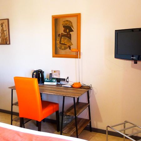 Logis Hotel Les Confins Du Perche Со Экстерьер фото