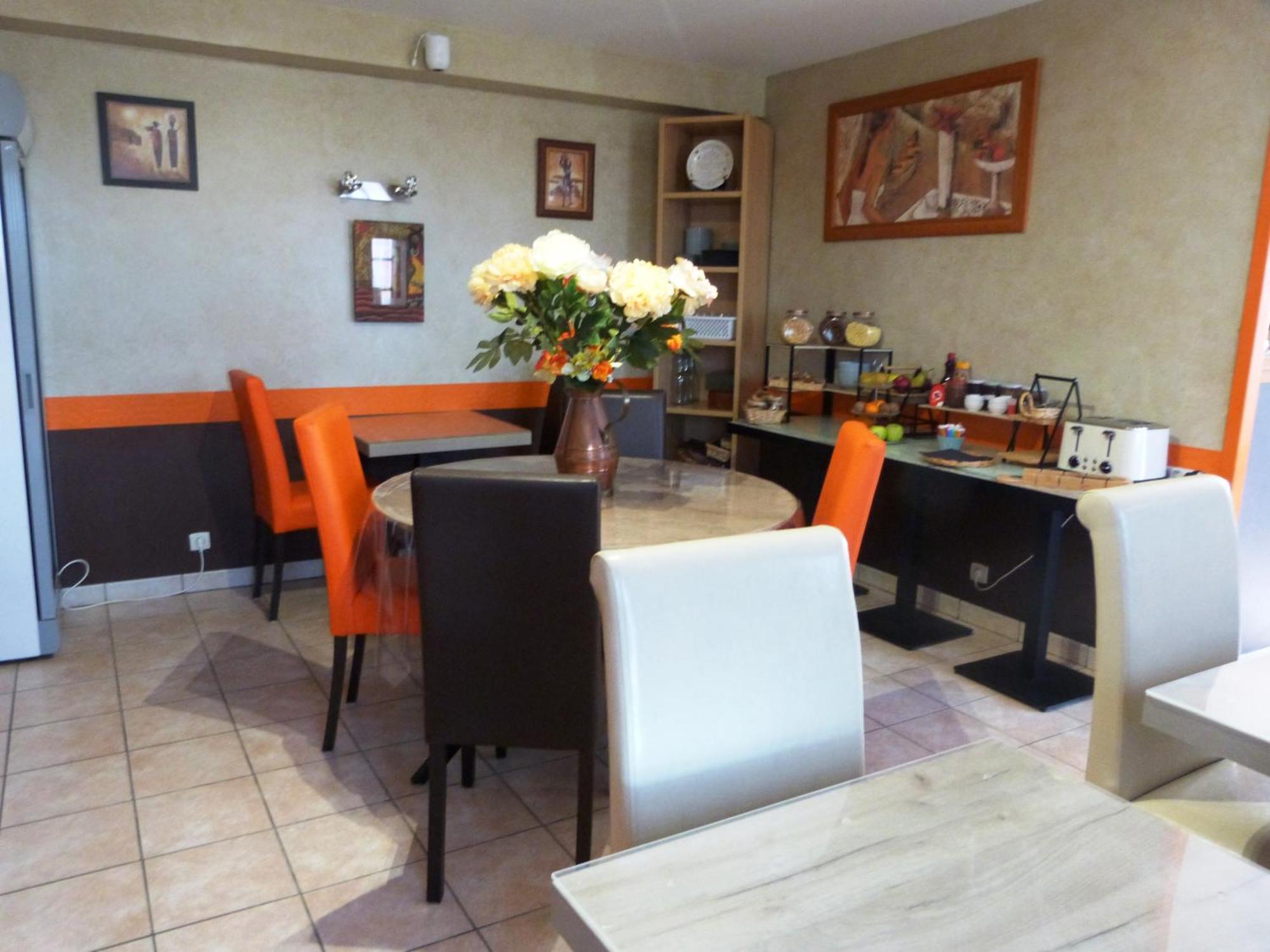 Logis Hotel Les Confins Du Perche Со Экстерьер фото