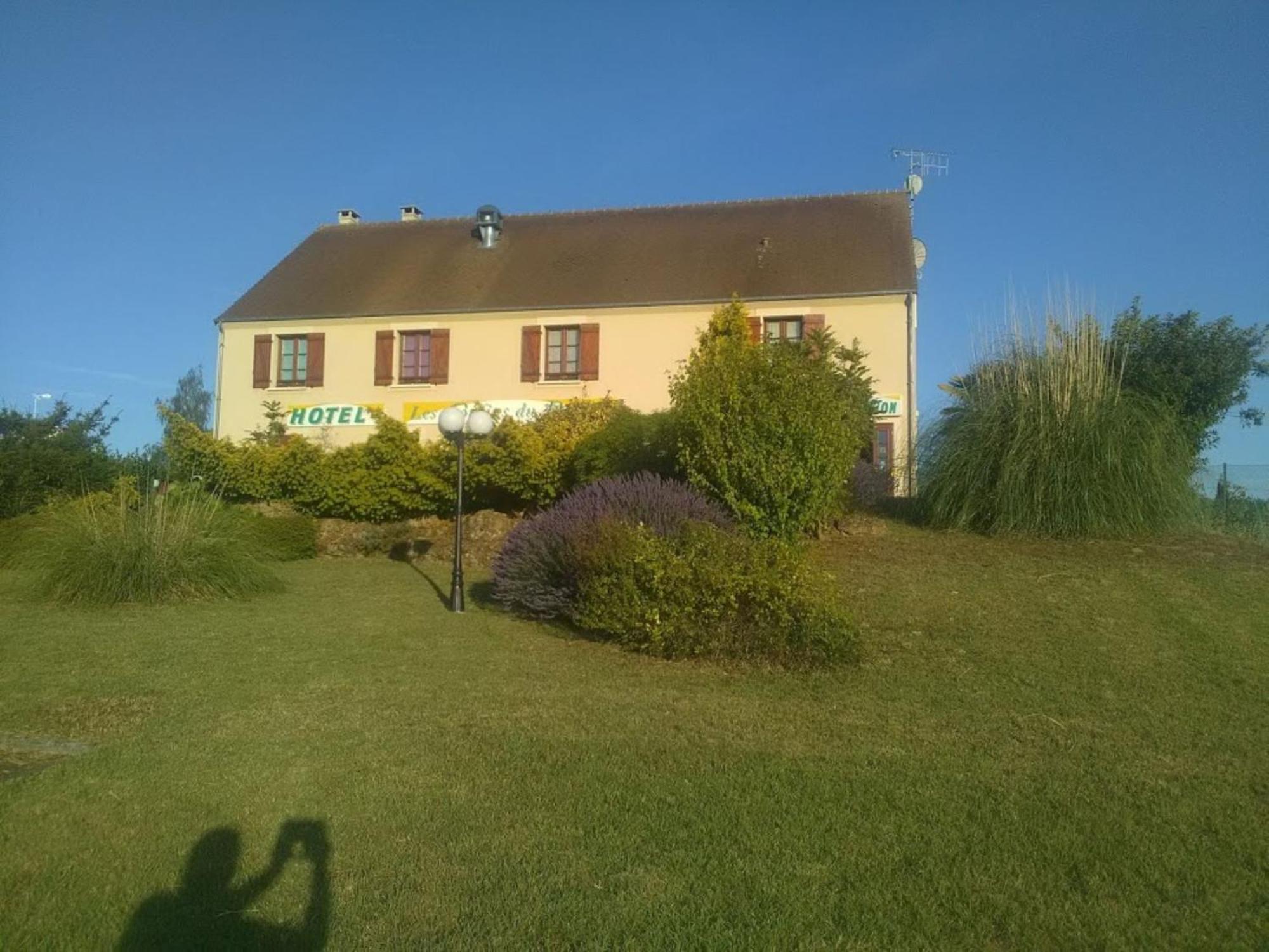 Logis Hotel Les Confins Du Perche Со Экстерьер фото